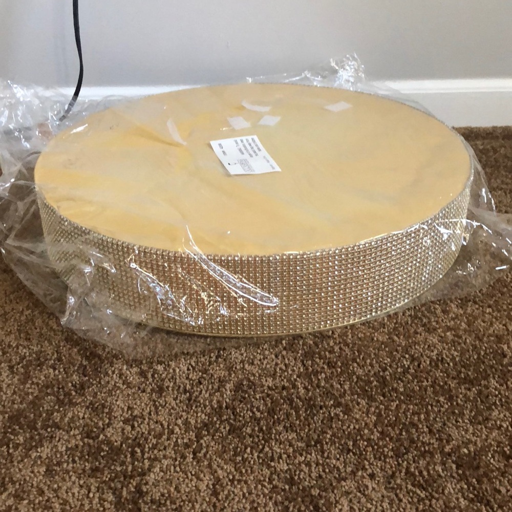 BRAND NEW 18in soft sold cake holder